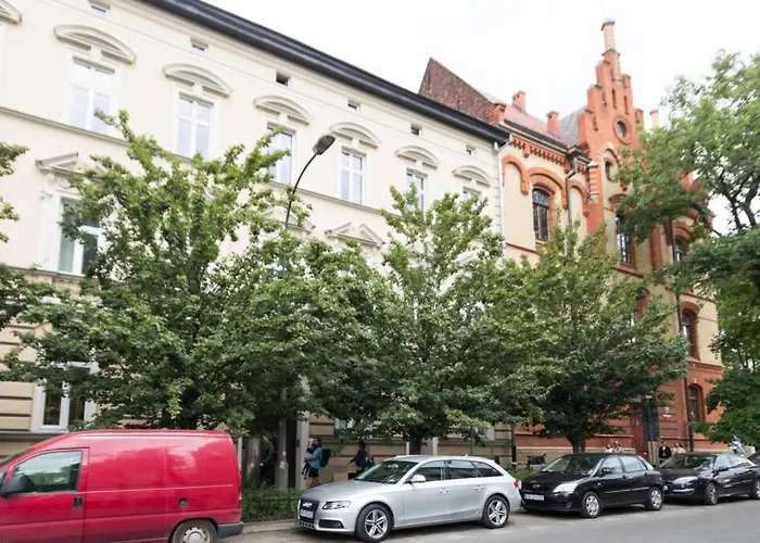 The Quiet Blue Home In The City Center!